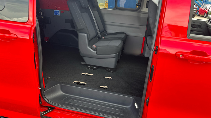 Volkswagen Transporter T32 Swb Diesel 2.0 TDI 170 Commerce Pro Kombi Van Auto [5 Plus] - Image 29